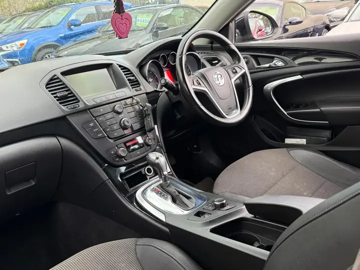 Vauxhall Insignia 2013 photo 2