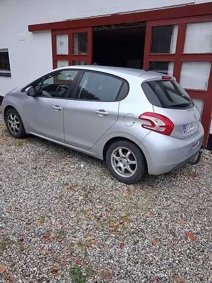 Peugeot 208 2012 photo 3