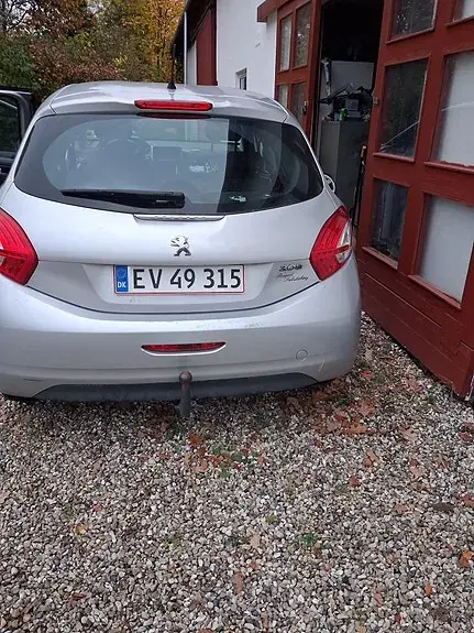 Peugeot 208 2012 photo 2