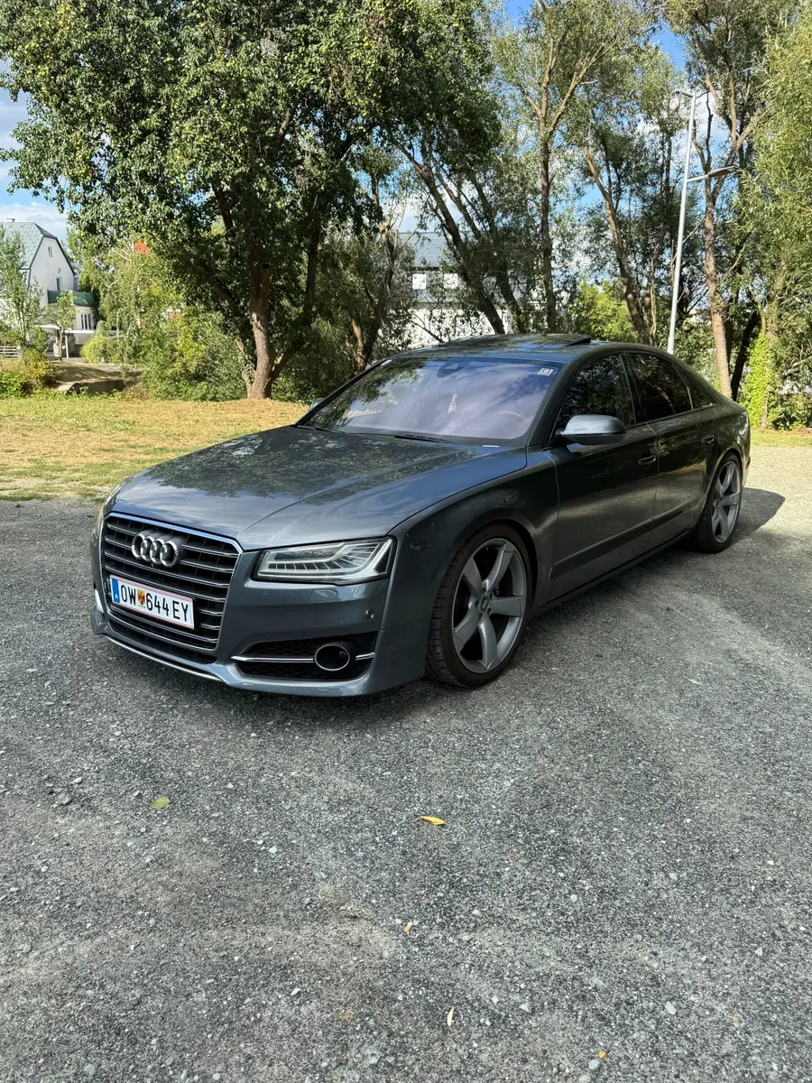Audi A8 2013 photo 2
