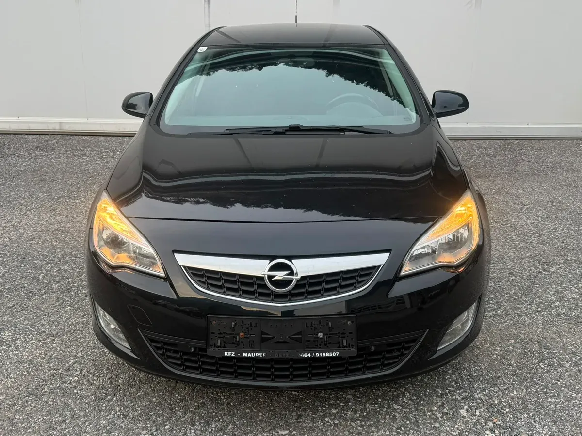 Opel Astra 2012 photo 2