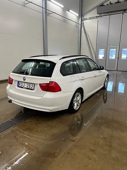 BMW 3 Series 2010 photo 2
