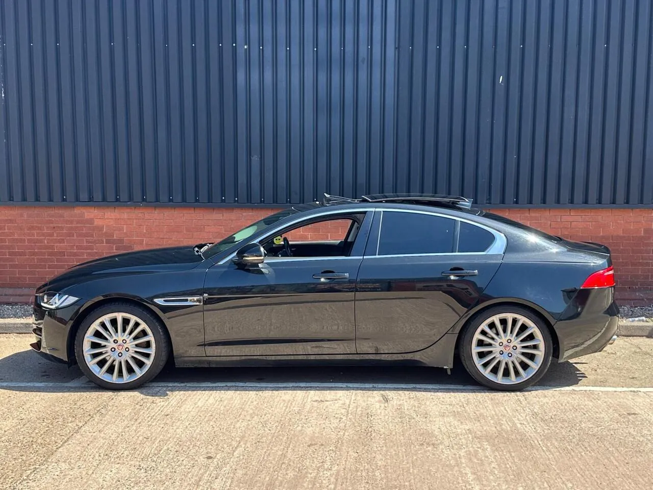 Jaguar Xe 2017 photo 5