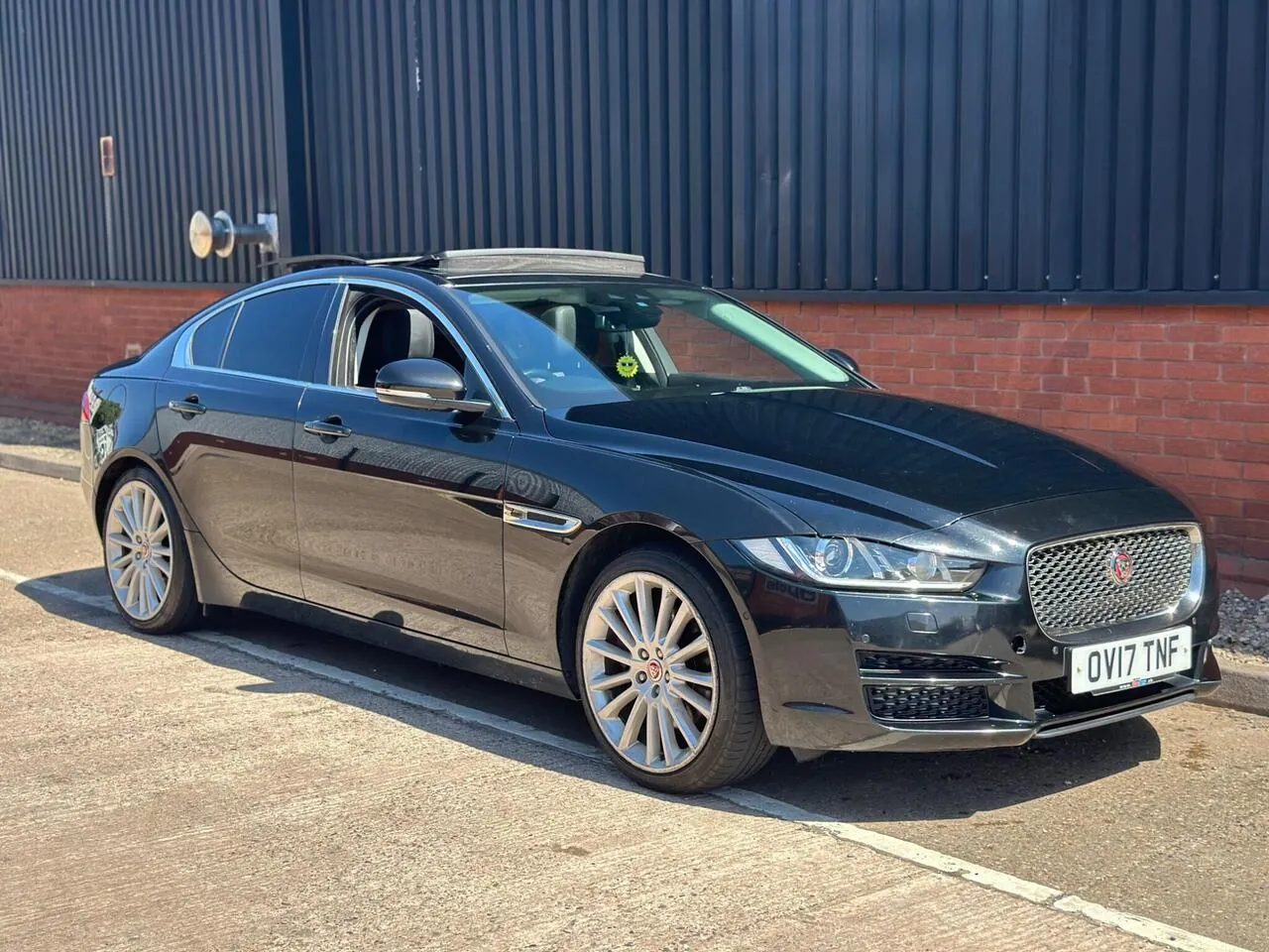Jaguar Xe 2017 photo 2