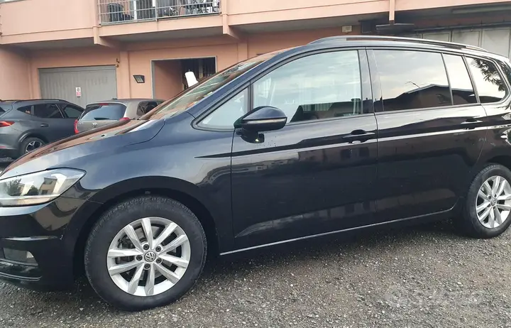 Volkswagen Touran 2018 photo 2