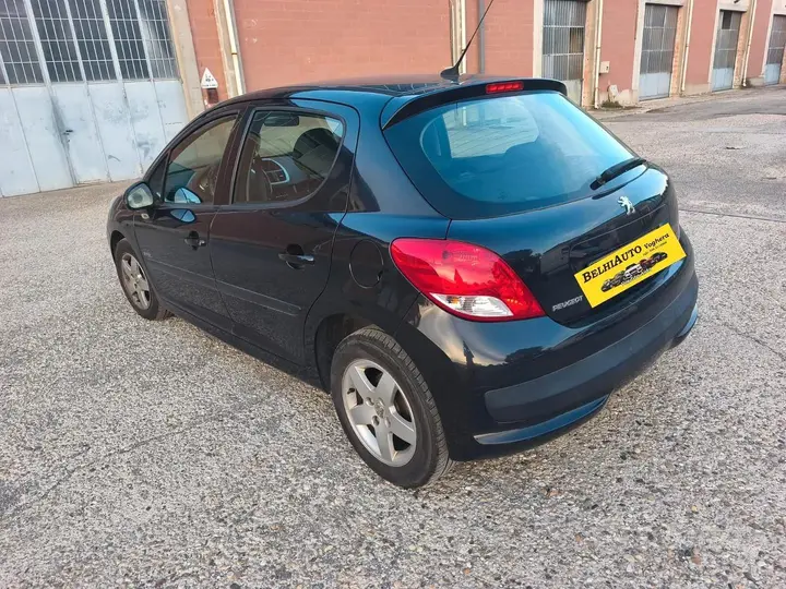 Peugeot 207 2010 photo 2