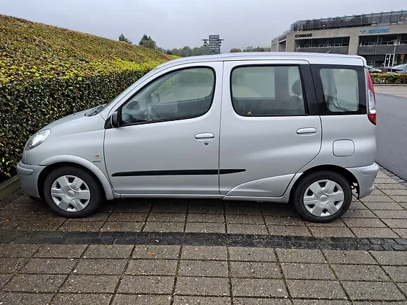 Toyota Yaris Verso 2005 photo 2
