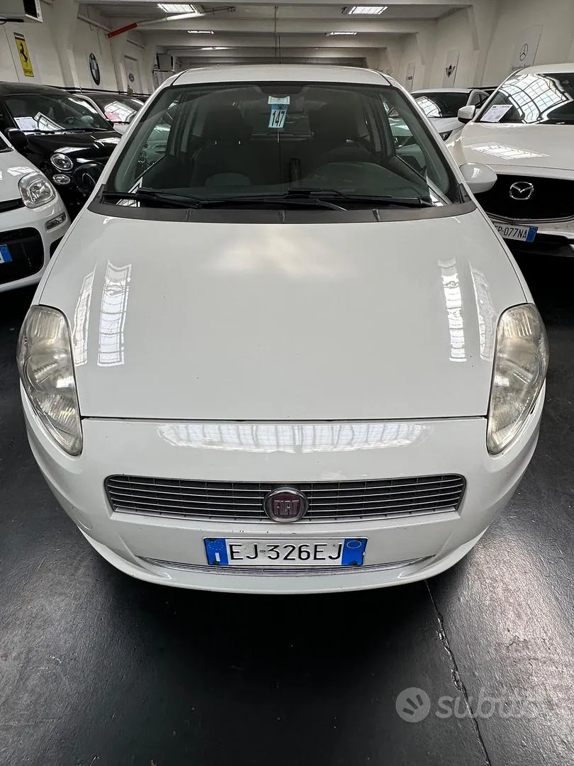Fiat Grande Punto 2011 photo 2