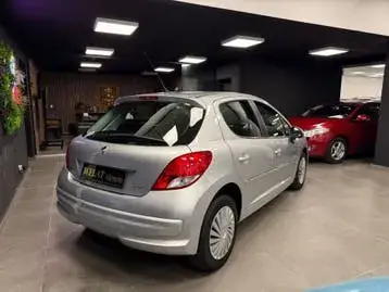 Peugeot 207 2012 photo 3