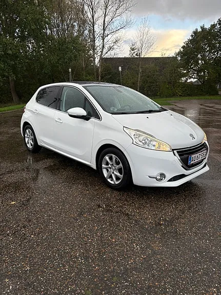 Peugeot 208 2015 photo 3