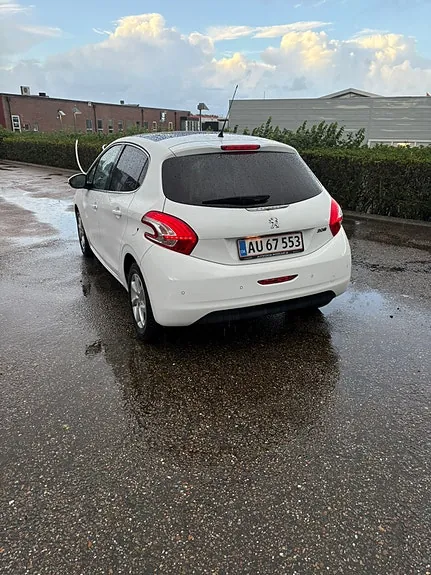 Peugeot 208 2015 photo 4