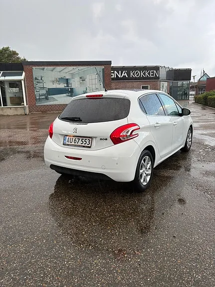 Peugeot 208 2015 photo 2