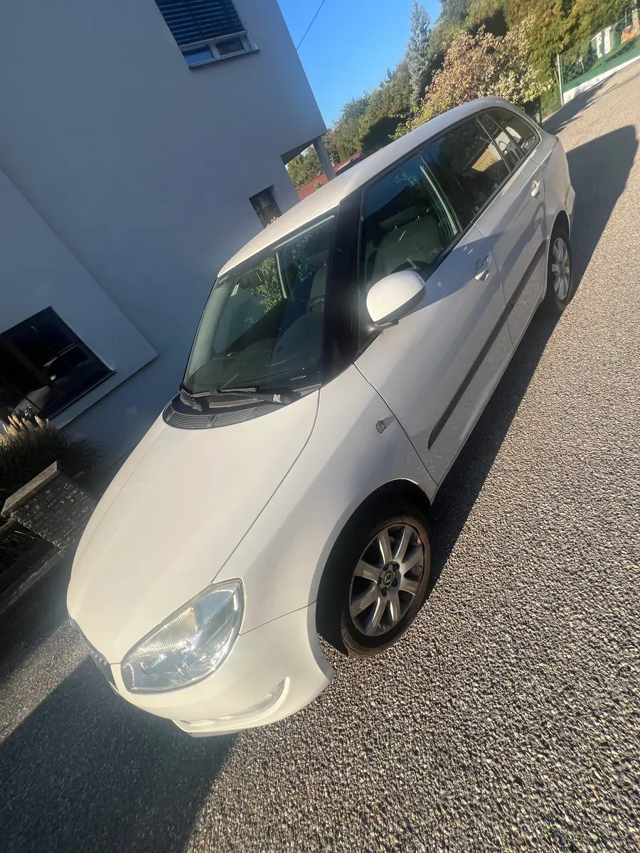 Skoda Fabia 2011 photo 3