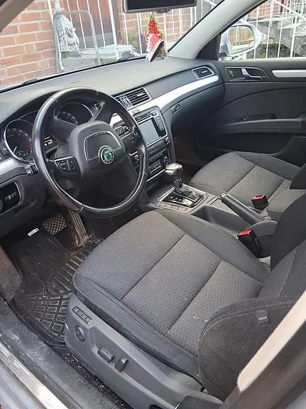 Skoda Superb 2011 photo 3