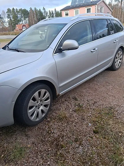 Skoda Superb 2011 photo 2