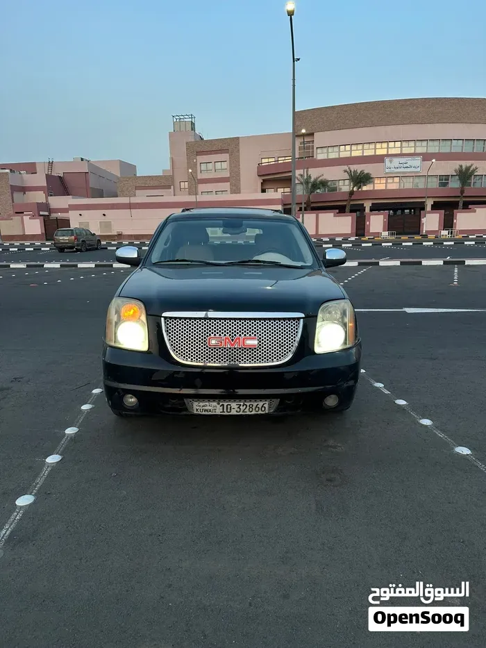 GMC Yukon Denali 2010 photo 2