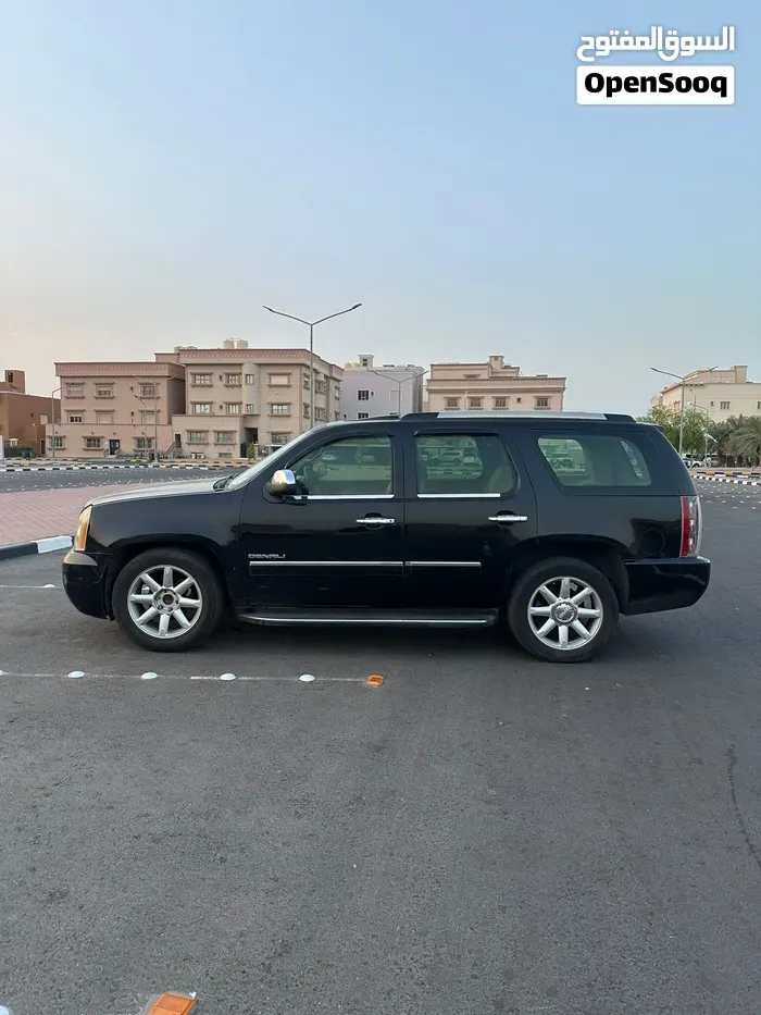 GMC Yukon Denali 2010 photo 3