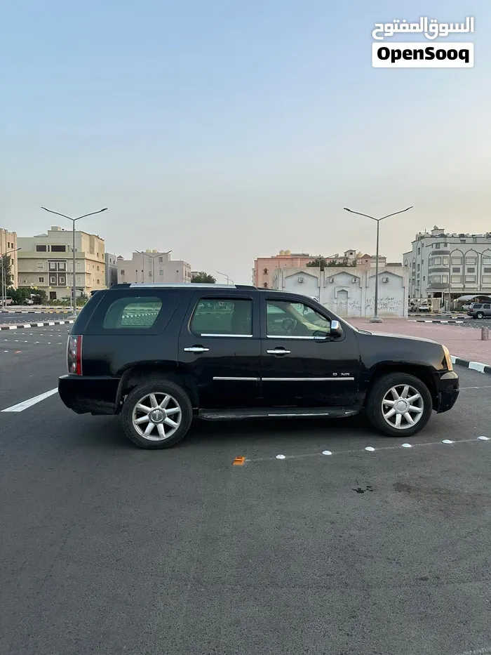 GMC Yukon Denali 2010 photo 4