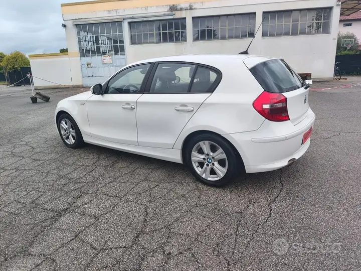 BMW 118 2010 photo 2