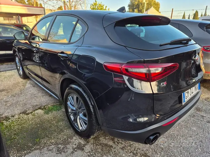 Alfa Romeo Stelvio 2023 photo 4