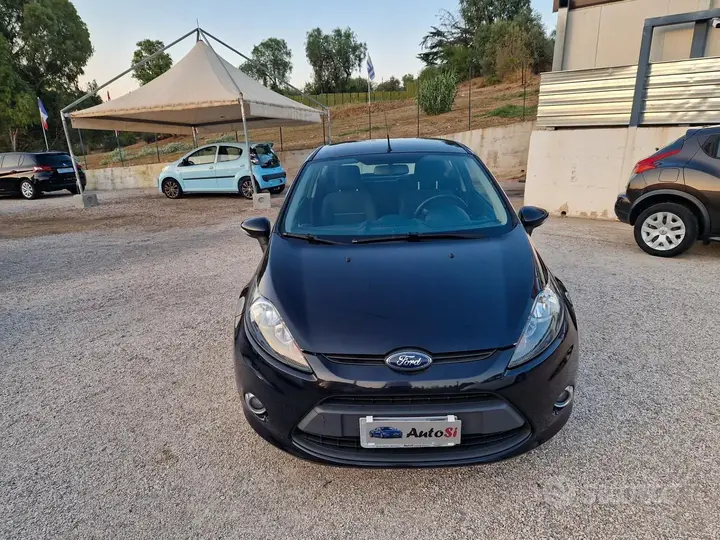 Ford Fiesta 2011 photo 2