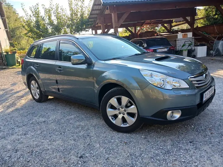 Subaru Outback 2010 photo 2