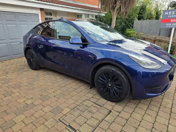Tesla Model Y 2023 photo 2