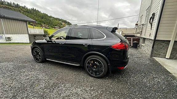 Porsche Cayenne 2011 photo 2