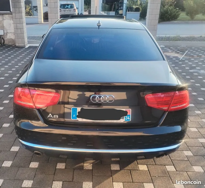 Audi A8 2010 photo 2