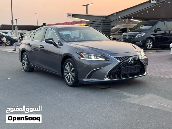 Lexus Es 300H 2020 photo 2