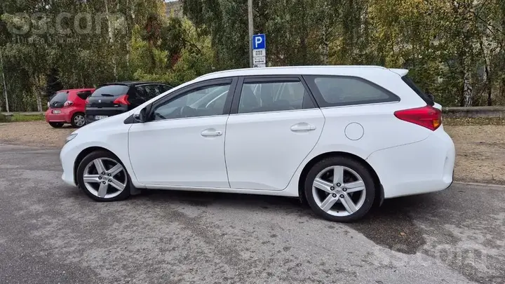 Toyota Auris 2013 photo 3