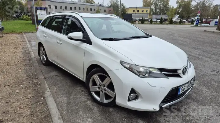 Toyota Auris 2013 photo 2