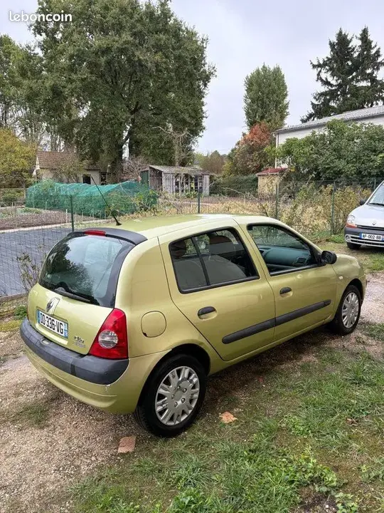 Renault Clio 2005 photo 2