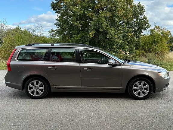 Volvo V70 2011 photo 2