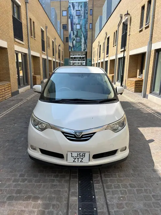 Toyota Estima 2008 photo 2