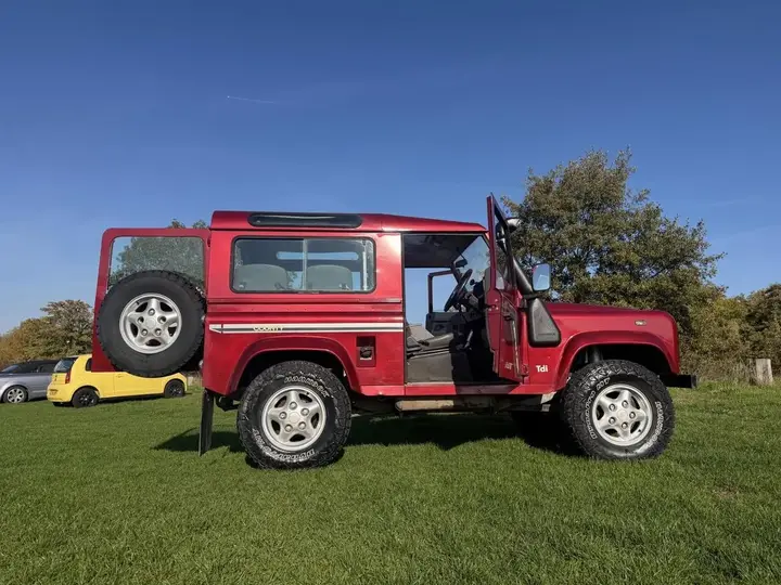 Land Rover Defender 90 1996 photo 2
