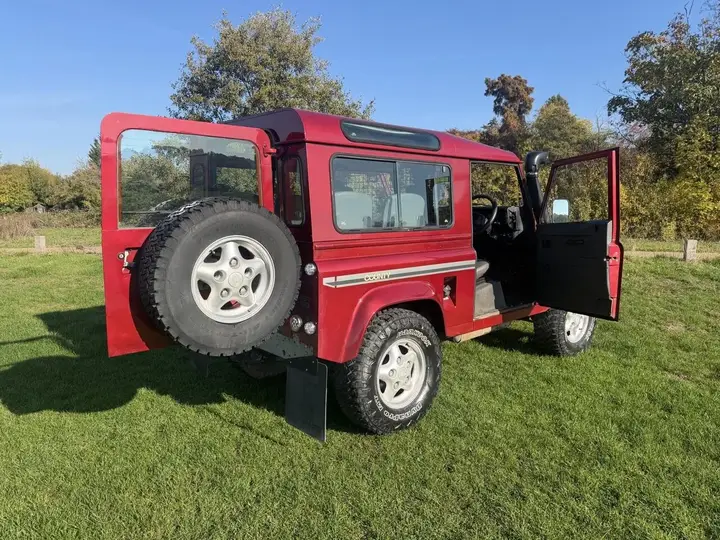 Land Rover Defender 90 1996 photo 4