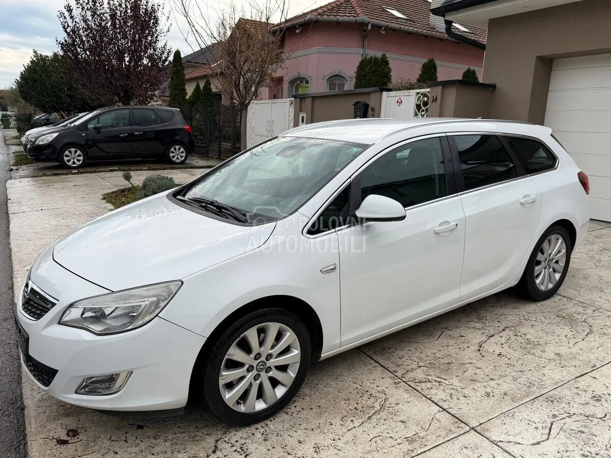 Opel Astra J 2012 photo 2