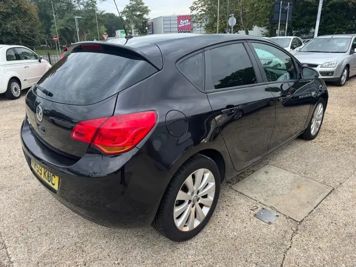 Vauxhall Astra 2010 photo 4