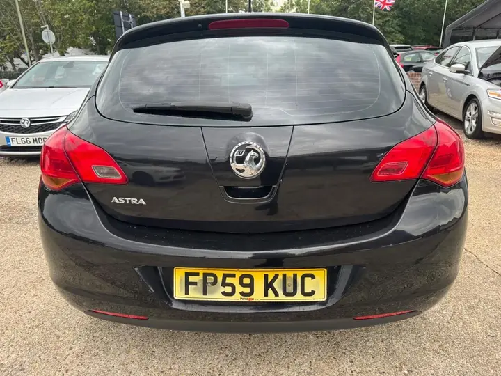 Vauxhall Astra 2010 photo 5