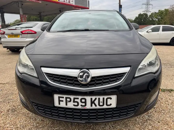 Vauxhall Astra 2010 photo 2