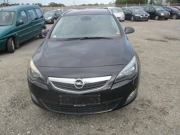 Opel Astra 2011 photo 2
