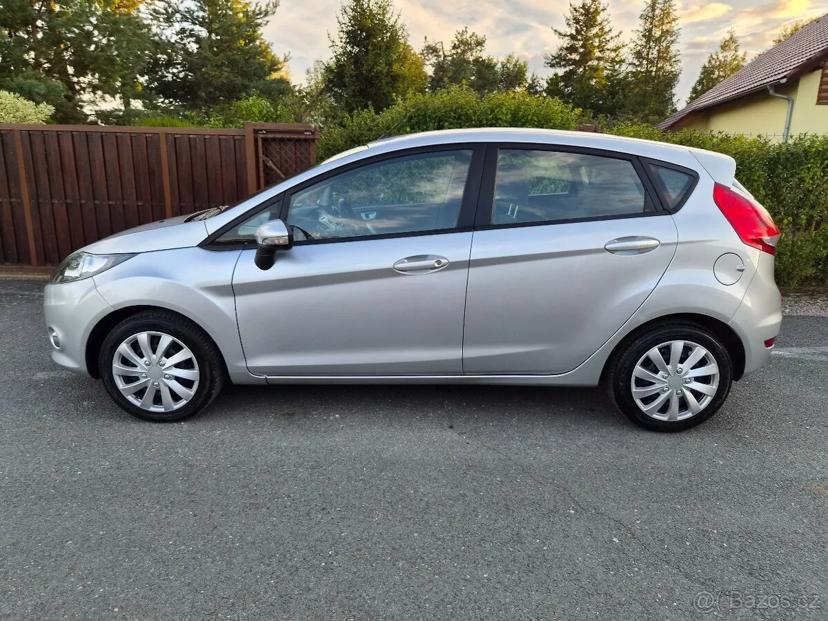 Ford Fiesta 2012 photo 2