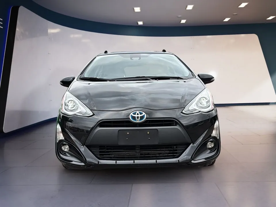 Toyota Prius C 2017 photo 2