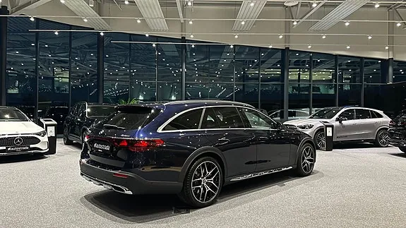 Mercedes-Benz E300 2026 photo 3