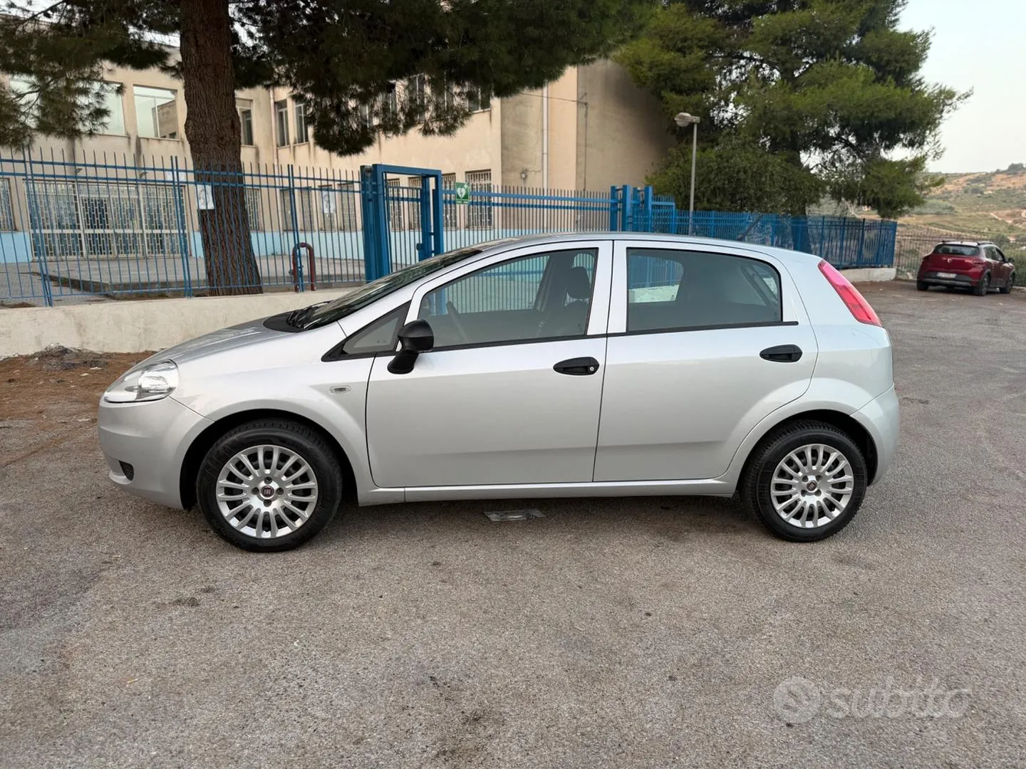 Fiat Grande Punto 2012 photo 2