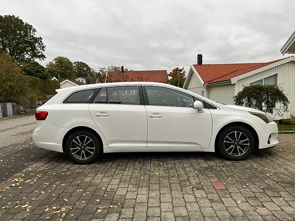Toyota Avensis 2014 photo 2
