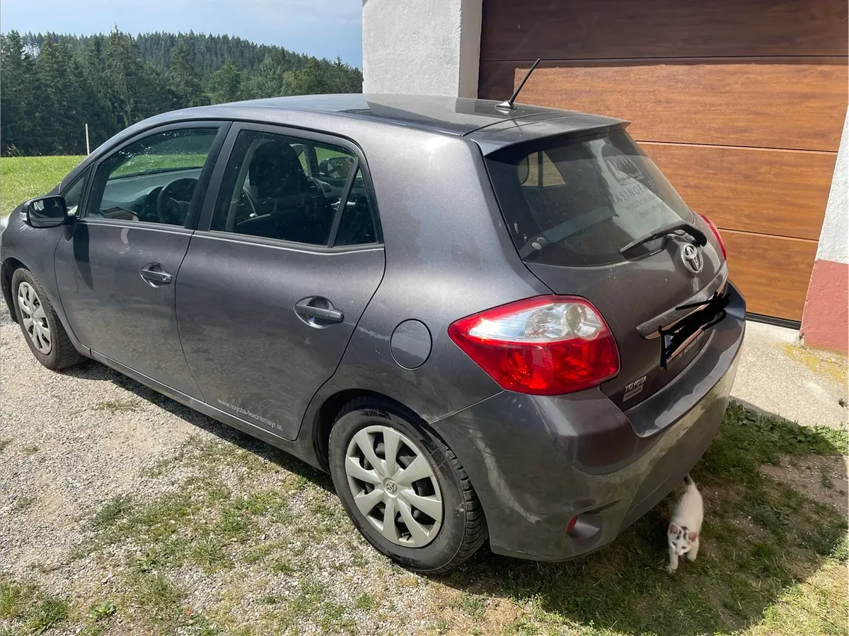 Toyota Auris 2010 photo 2