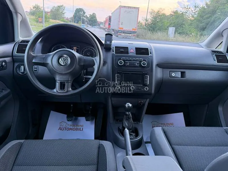 Volkswagen Touran 2011 photo 3