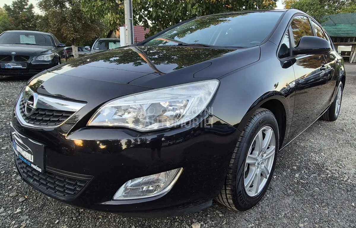 Opel Astra J 2011 photo 2